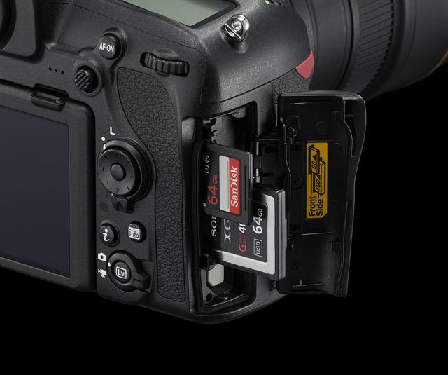 画像: ▲D850のメモリーカードスロットはSDとXQDのダブルスロットを採用。