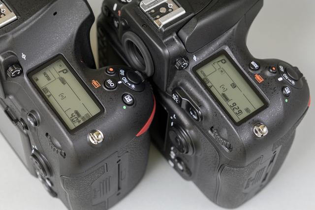 画像: ▲左がD850で右がD810のトップ部、シャッターボタン回り。D850はシャッターボタン後方にISO感度/フォーマットボタンが設けられた。
