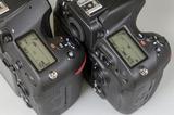 画像: ▲左がD850で右がD810のトップ部、シャッターボタン回り。D850はシャッターボタン後方にISO感度/フォーマットボタンが設けられた。