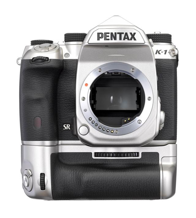 画像: ▲ボディ前面の「SR」バッジもシルバーにするこだわりが。 www.ricoh-imaging.co.jp