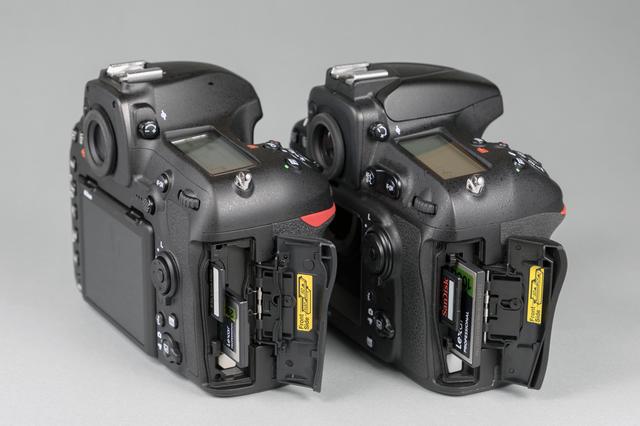 画像: ▲左がD850で右がD810。D810はSDとCFのダブルスロットを採用していた。