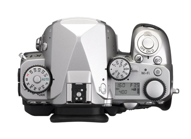 画像: ▲付属するメタルホットシューを外した状態のトップ部。 www.ricoh-imaging.co.jp