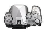 画像: ▲付属するメタルホットシューを外した状態のトップ部。 www.ricoh-imaging.co.jp