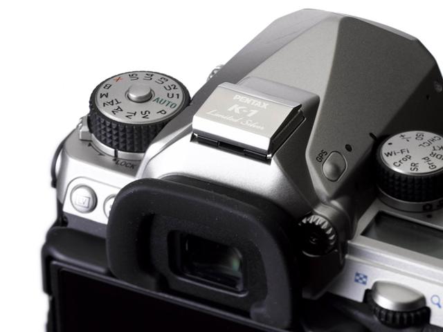 画像: ▲今回のキットに付属するメタルホットシューカバーにもロゴが入る。 www.ricoh-imaging.co.jp