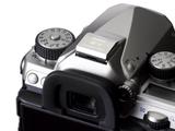 画像: ▲今回のキットに付属するメタルホットシューカバーにもロゴが入る。 www.ricoh-imaging.co.jp