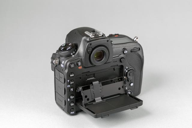画像: ▲ライブビューでハイアングルから撮影したい時、ここまで背面液晶がチルトしてくれると便利だ。