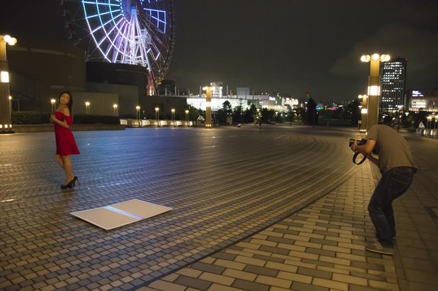 画像: ▲夜の作品の撮影状況。河野さんはアベイラブルライト(地明かり)とモデルさんとの絶妙なコンビネーションを瞬時に探し当てて、すぐさまシューティング! さすがです。■状況撮影:松下茜