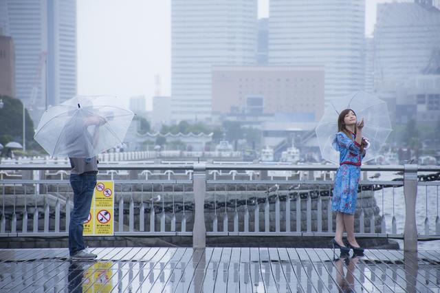 画像: ▲撮影当日はあいにくの雨模様。しかしポートレートの達人、河野英喜さんのシャッターは止まることなし!美人に傘のコンビは鉄板ですね。■状況撮影:松下茜