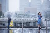画像: ▲撮影当日はあいにくの雨模様。しかしポートレートの達人、河野英喜さんのシャッターは止まることなし!美人に傘のコンビは鉄板ですね。■状況撮影:松下茜