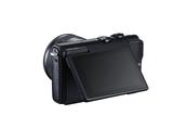 画像: ▲背面液晶モニターは3.0型、約104万ドットのチルト液晶を搭載。タッチパネルを採用しているのでタッチシャッターも可能。チルト機構なので、自分撮りや地面に置いてのローアングル撮影などもできる。
