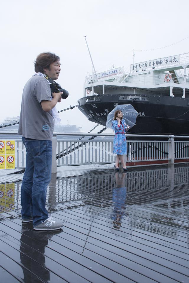 画像: ▲雨が降り出してきても、撮影に没頭して楽しんでしまうのが河野さん。■状況撮影:松下茜