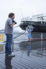 画像: ▲雨が降り出してきても、撮影に没頭して楽しんでしまうのが河野さん。■状況撮影:松下茜
