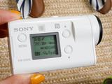 画像: ▲カメラ自体は指先でつまめるほど、こんなに小さい!