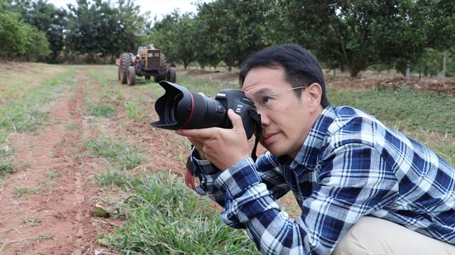 画像: ▲写真家としての原点となった地、ブラジルで撮影中の渋谷さん。 www.bs-asahi.co.jp