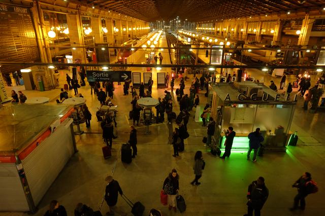 画像: ▲とくに外国の駅には惹かれます。誰かに寄る必要もないのでスランプの脱出にもよいです。 ■ フジフイルム X-Pro1 14mmF2.8 絞り優先AE(F4)マイナス1 .0露出補正 ベルビアモード
