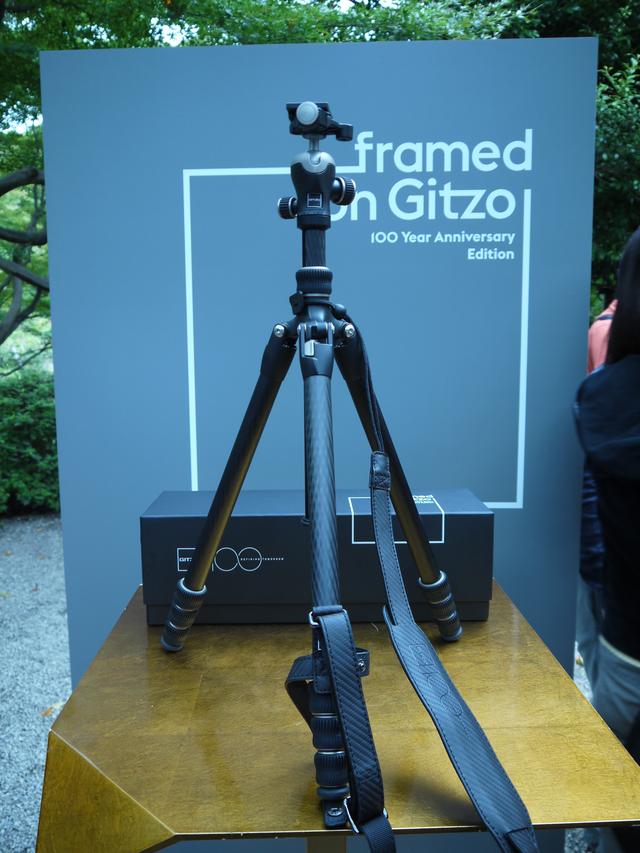 画像: ▲「トラベラー三脚 アニバーサリー・エディション」は本体価格18万5000円(税別)。世界限定1917本なので1から1917までのシリアルナンバーがカーボン脚に刻印されている。