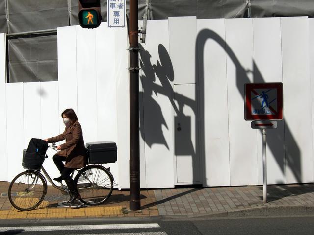 画像: ▲本来は無関係な、影と自転車を同じフレームに入れることで、お互いが響きあっておもしろ味が加わった。 ■ XF-1 25mm プログラムAE