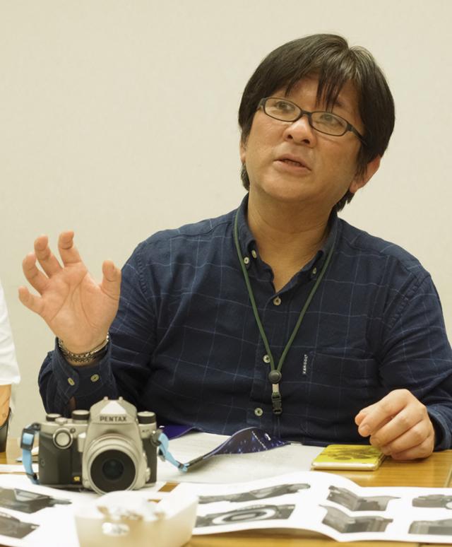 画像: 「35mmマクロを装着して俯瞰で…。これがベストアングルです!」 羽賀正明 氏(デザイン担当)
