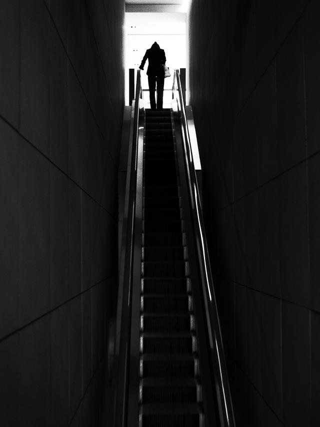 画像: ▲ぴーんと張り詰めた緊張感のようなものがあります。今回の4 枚の中で最も古典的ですが、いま回帰していて逆に新しく見えるのがここです。 ■リコーGXR 50mmF2.5 絞りF4 1/90 秒 マイナス0.3 露出補正 WB:オート ISO400