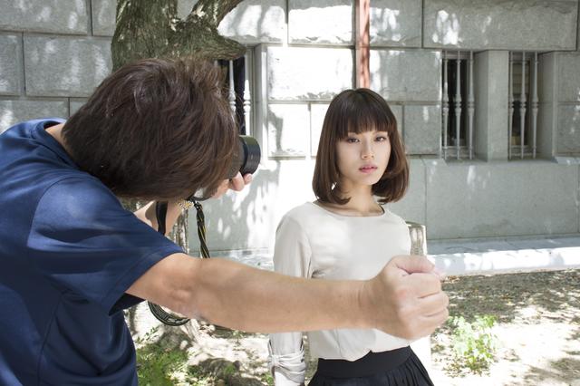 画像: ▲モデルの視線を非常に大切にする河野さん。■状況撮影:松下茜