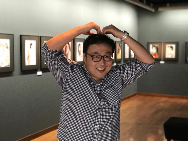 画像: ▲こちらが本展の写真家・倉繁利さん。とてもお茶目な方で、撮影中は女優さんから「そんなに汗かいて大丈夫ですか?」とタオルで拭いてもらう…なんて人徳のあるお方です。