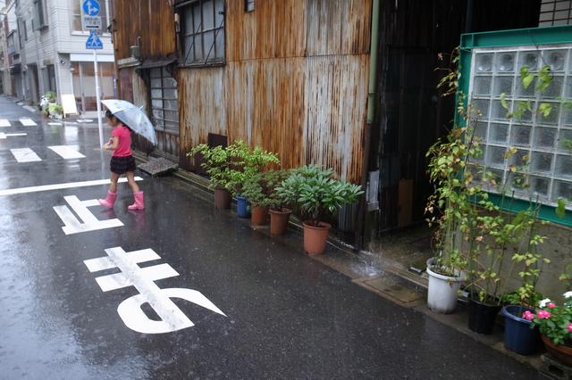 画像: ▲止まれの文字と、ピンクの長靴がポイント。文字にかかるところを歩いてくれないかな…と待った上で撮影。 ■リコーGR DIGITAL Ⅳ 絞F1.9 1/80 秒 WB:オート ISO80