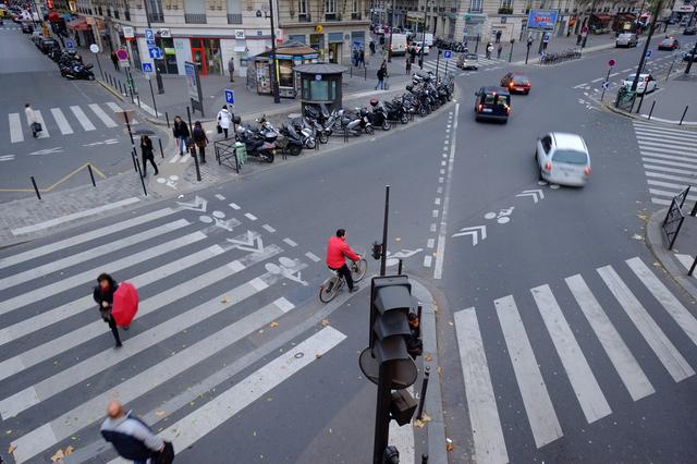 画像: ▲赤い傘の女性と自転車の男性は偶然ではない。先にフレーミングを決め、アクセントになる人がやってくるのを待った結果のカットだ。■フジフイルムX-Pro1 14mmF2.8 絞りF5.6 1/17 秒 WB:晴天 ISO200