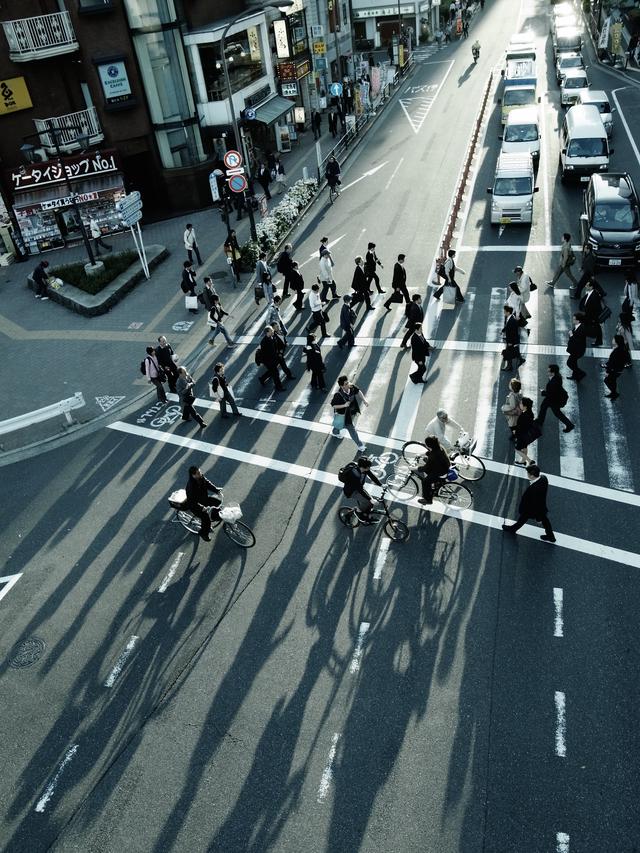 画像: ▲先に場所を見つけて、信号が青になるたびに何枚か撮影。影が重ならずうまく散っているという理由でこのカットを選択。■ リコーGR DIGITAL Ⅳ 絞りF3.5 1/200 秒 WB: オート ISO80