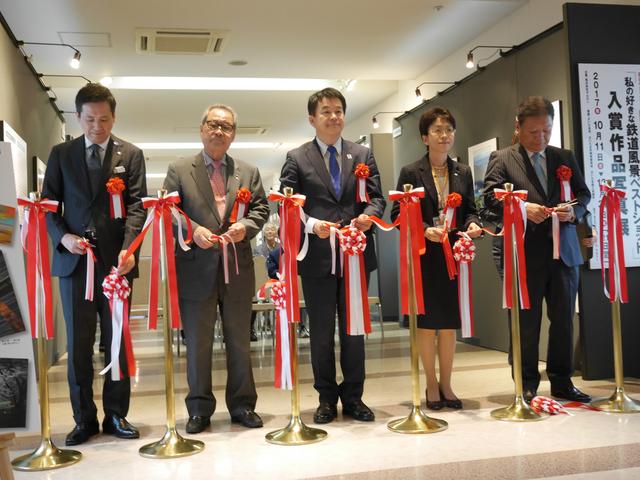 画像: オープニングセレモニーでのテープカット。左から「そごう大宮店小山店長」「「さいたま商工会議所佐伯会頭」「さいたま市清水市長」「さいたま市教育委員会竹居部長」「(株)タムロン鯵坂社長」