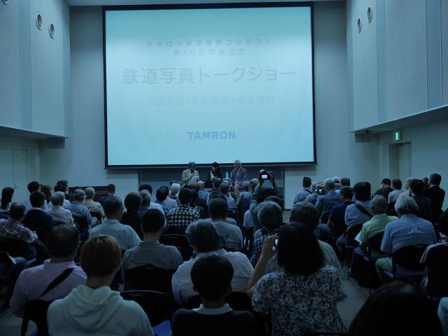 画像: 様々な年代の鉄道写真愛好家で満員の会場