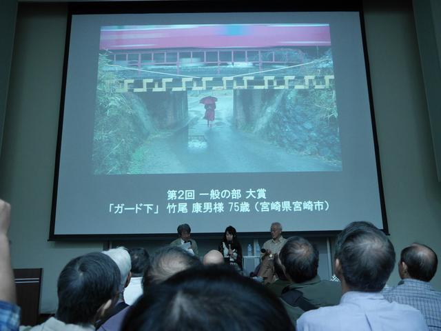 画像2: 今年の大賞受賞作や過去の受賞作などの魅力などをわかりやすく解説してくれた