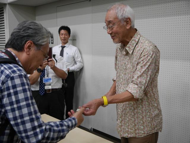 画像1: 特製記念乗車券に広田氏と矢野氏が入鋏