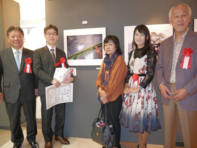画像: 大賞を受賞した竹端榮さん。奥様と一緒に参加されていました。とても幻想的な作品に仕上がっていました。