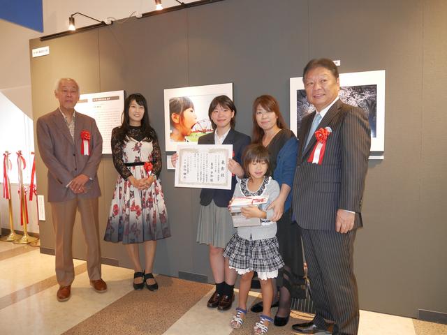 画像: ユーモアフォト賞の葛谷歩加さん。モデルとなった妹さんと一緒に参加。
