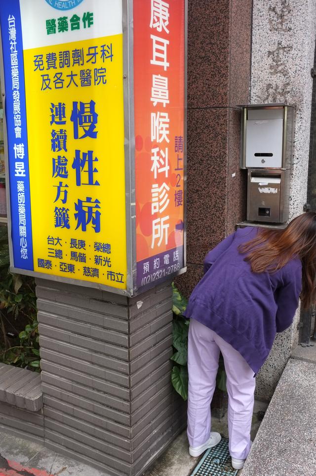 画像: ▲文字も情報として強いので、あえてミスリードを誘うような組み合わせをして使うと面白い効果が生まれる。E・アーウィットなどはこれが非常に上手だ。■ 23mmF2 絞りF4 ISO200