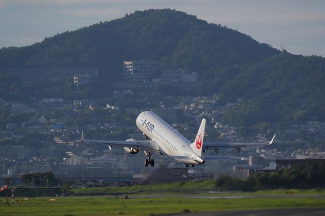 画像: 大阪国際空港(伊丹空港)は日本でもっとも間近でヒコーキの着陸を見られる空港だ。