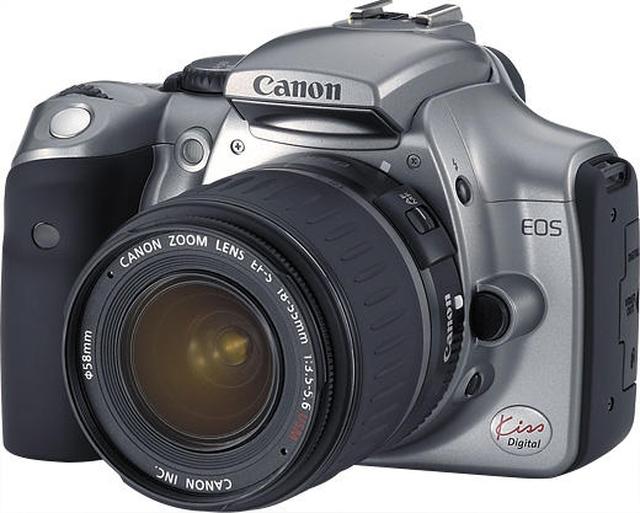 画像: ▲「EOS Kiss Digital」は2003年9月に発売され、デジタル一眼レフカメラとして小型・軽量と低価格を実現して、デジタル一眼レフカメラの裾野をぐっと広げたモデル。