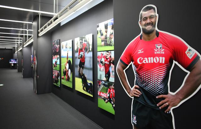 画像: 選手の立ち姿パネルを間近で見ると…ラグビー選手って冷蔵庫みたいな身体つきをしていることを実感。