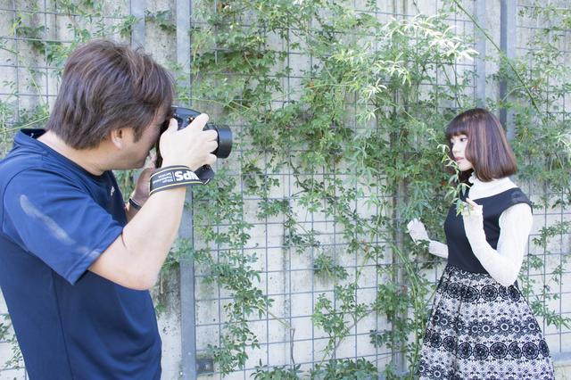 画像: ▲上に掲載した写真は50mm単焦点レンズで、これくらいの位置関係で河野さんは撮影しています。■状況撮影:松下茜