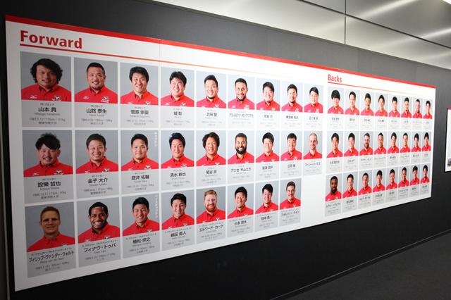 画像: キヤノン イーグルスのチーム紹介・全選手紹介コーナー。ちなみにゲッカメ・坂本はラグビーの名門である國學院大學久我山高校出身である。「ああ、この選手は○○高校から○○大学に行ってこんなプレーやあんなプレーが得意で当時のライバルは○○で…」このパネルの前で周りを置き去りにして、軽く30分は見入っていられるほどのラグビー好きだ。