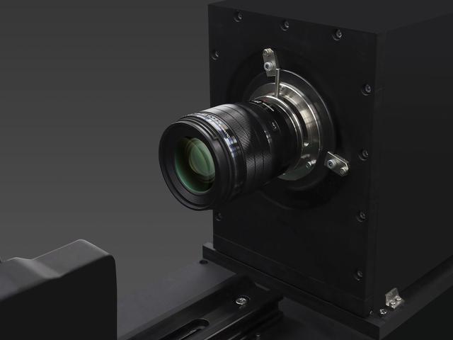 画像: ▲これがオリンパスの超精密収差測定器