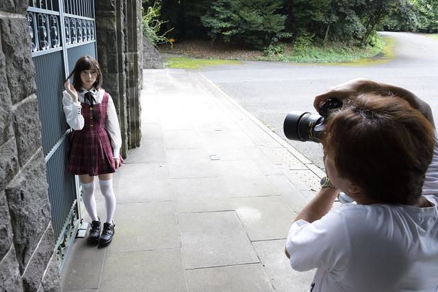 画像: ▲某所で撮影中の河野さん。毎日の撮影と初の写真展の準備に追われる中で撮影は行われた。■状況撮影:松下茜。