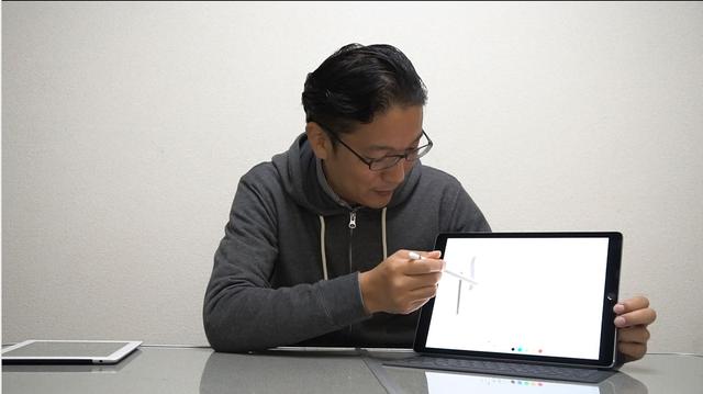 画像: ▲ノートにメモを取る感覚でディスプレイ上に書き込めるApple Pencil(白いペン)をテスト中の西尾さん。Apple Pencilは筆圧に応じて、ディスプレイの濃度が変わるのもスゴイ。
