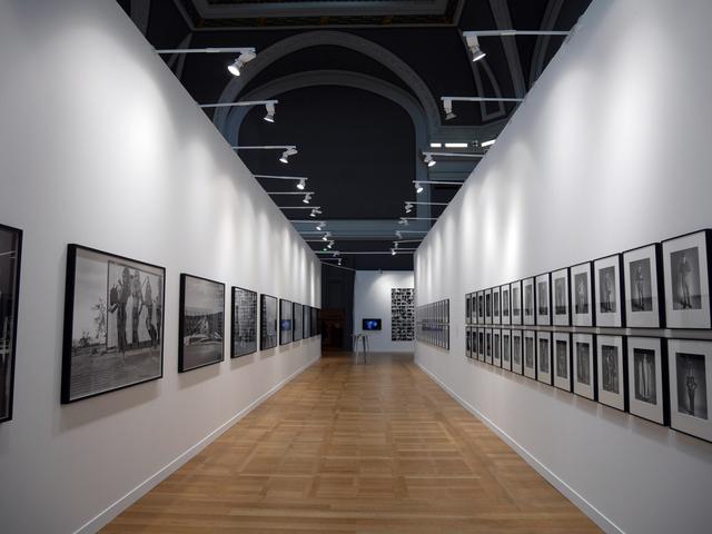 画像: パリ・フォト会場は、シャンゼリゼ通りとルーブル美術館にほど近いグラン・パレ。展示作品の質と量に圧倒されます。