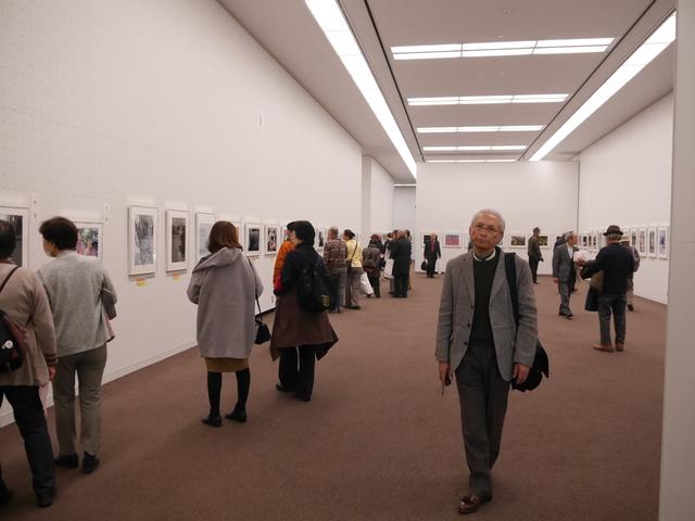 画像1: 広々とした素晴らしい空間に、余裕をもって作品が展示されています。