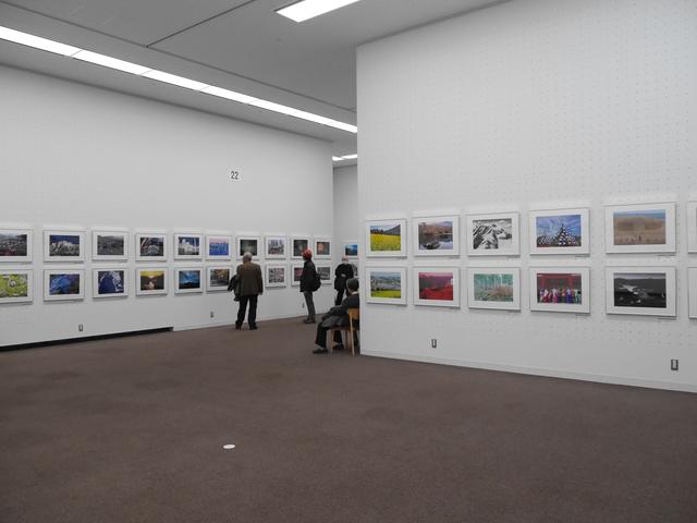 画像3: 広々とした素晴らしい空間に、余裕をもって作品が展示されています。