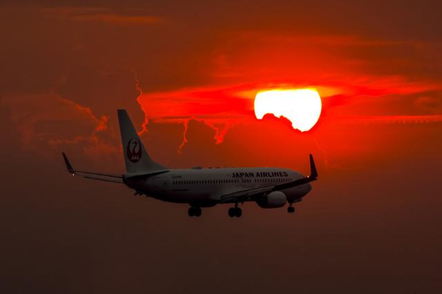 画像: 傾いてきた太陽が加速しながら沈んでいく。丸い太陽も良いが雲に挟まれた太陽のほうが、面白味が増すだろう。この瞬間の数十秒前から“早く飛行機が来てくれ”と祈っていた。 ■XF100-400mmF4.5-5.6 R LM OIS WR 絞りF7.1 1/500秒 ISO400