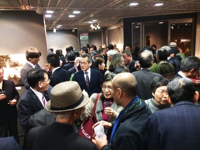 画像: レセプション・パーティの模様。立錐の余地なし…とはこのことです。