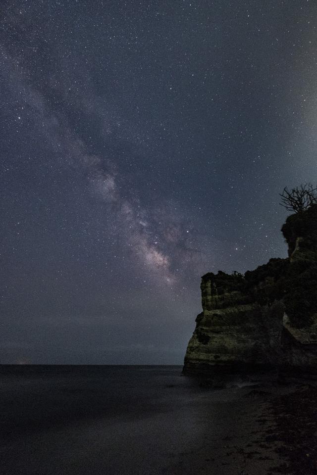 画像: 天の川が立ち上がると夏の始まりだ。いつも変わらぬ星空をどこで撮るか。その場所を探すことから撮影が始まっているが、その場所を探すこと自体が楽しい作業なのである。 ■XF10-24mmF4 R OIS 絞りF4 60秒 ISO3200 フィルムシミュレーション:アスティア