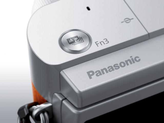 画像: ▲モニターをチルトするだけで、Fn3(フォーカスセレクト)ボタンがシャッターボタンとして機能するので、カメラを自分に向けても右手でシャッターが切れる。
